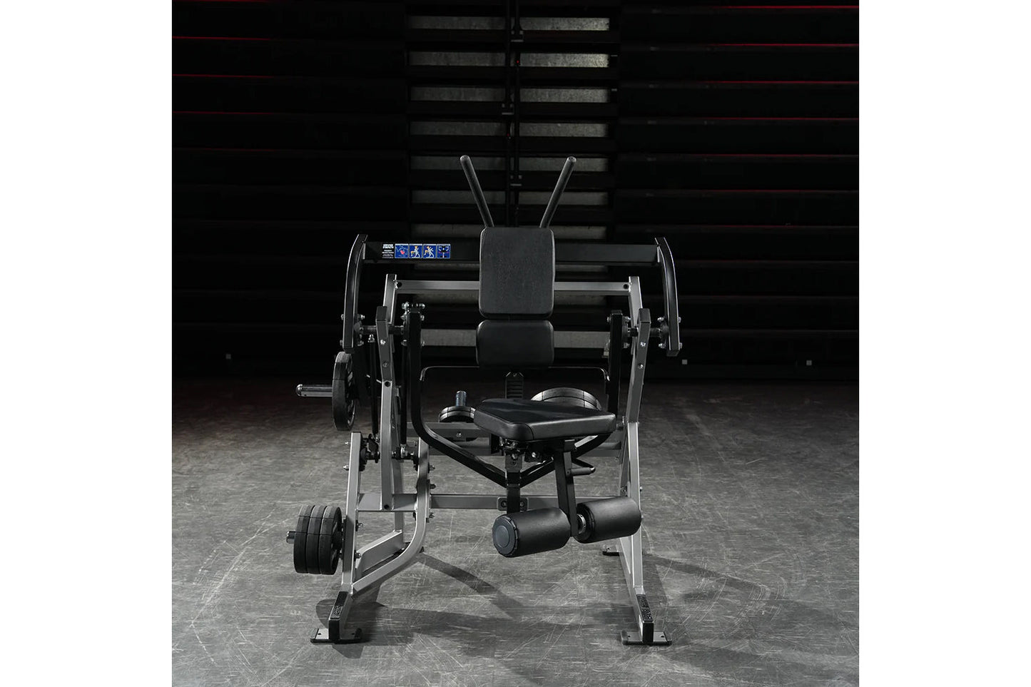 Hammer Strength plate-loaded abdominal oblique crunch machine with black seat, metal frame, and weight plates, in gym setting