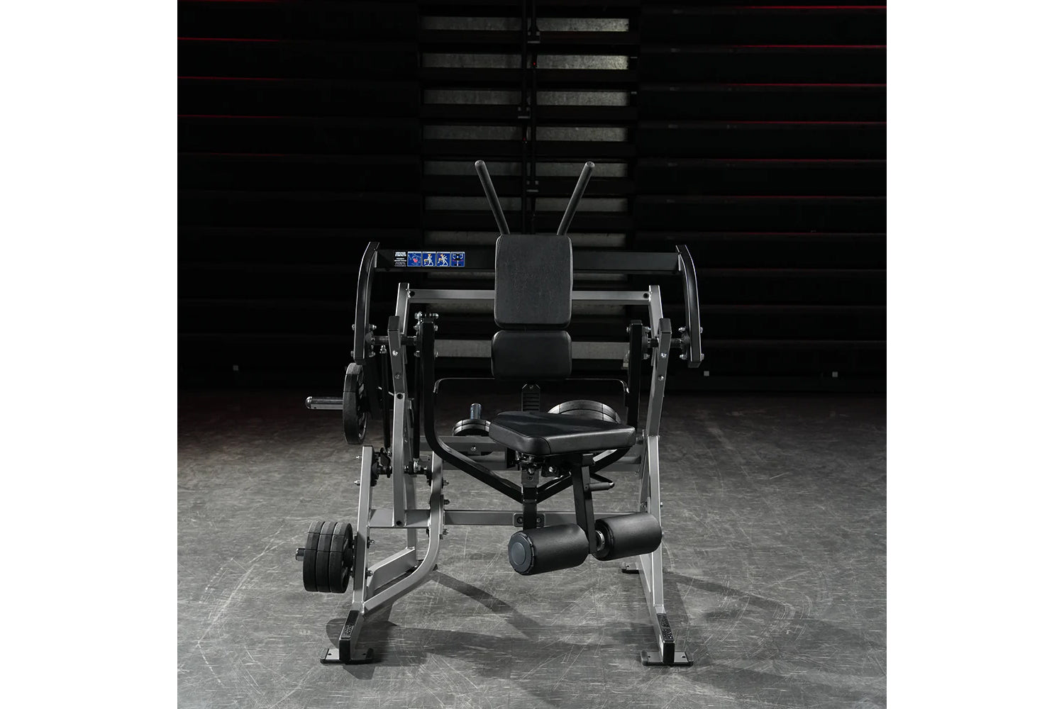 Hammer Strength plate-loaded abdominal oblique crunch machine with black seat, metal frame, and weight plates, in gym setting
