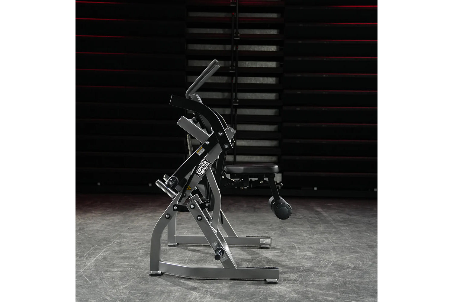Hammer Strength plate-loaded abdominal oblique crunch machine with black metal frame and seat, displayed in gym setting