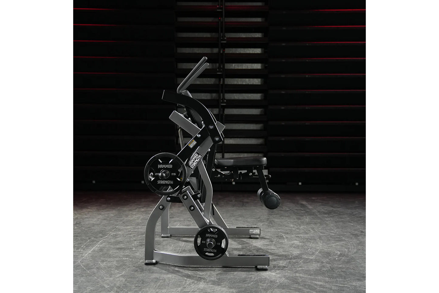 Hammer Strength plate-loaded abdominal oblique crunch machine with black metal frame and weight plates on gym floor