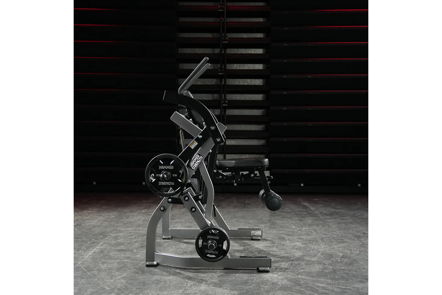 Hammer Strength plate-loaded abdominal oblique crunch machine with black metal frame and weight plates on gym floor