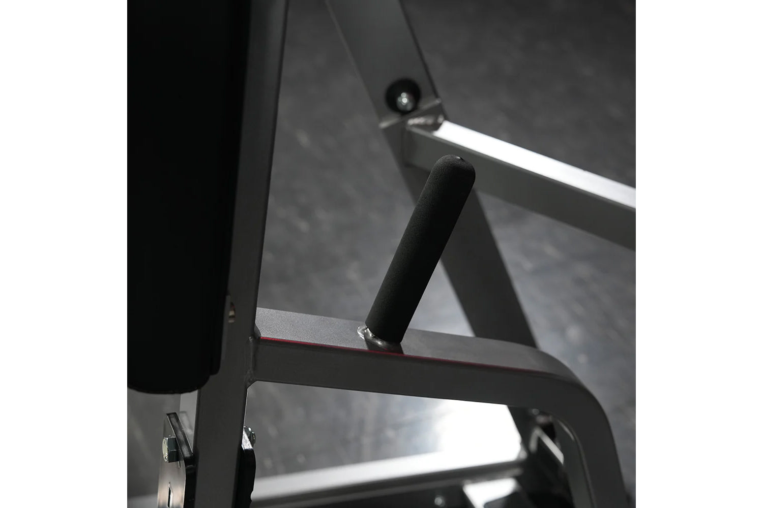 Hammer Strength plate-loaded iso-lateral D.Y. row machine with black handles and metal frame, close-up view
